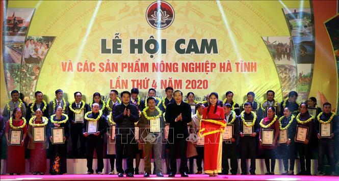 Lãnh đạo tỉnh Hà Tĩnh trao chứng nhận sản phẩm OCOP đạt chuẩn 3 sao. Ảnh: Công Tường-TTXVN