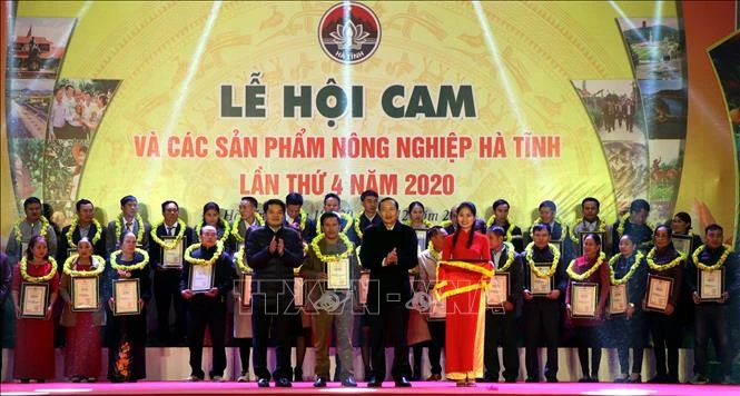 Lãnh đạo tỉnh Hà Tĩnh trao chứng nhận sản phẩm OCOP đạt chuẩn 3 sao. Ảnh: Công Tường-TTXVN