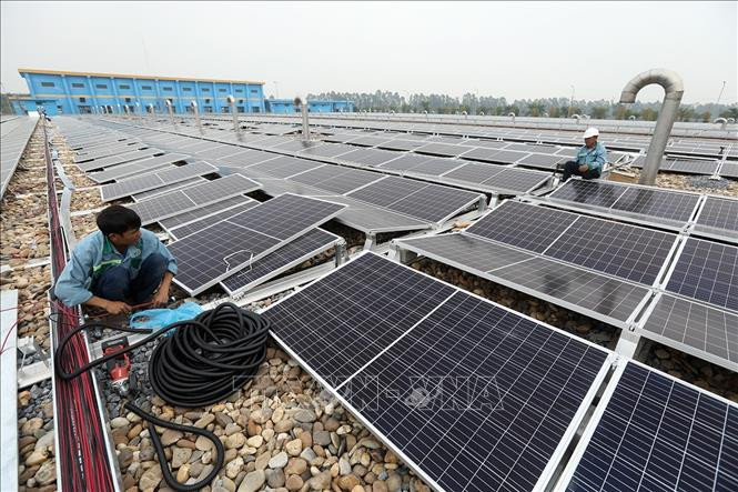 Các tấm pin mặt trời được đưa vào sử dụng tạo ra một nguồn năng lượng sạch. Ảnh: Phan Tuấn Anh – TTXVN