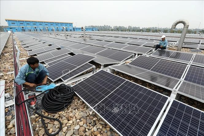 Các tấm pin mặt trời được đưa vào sử dụng tạo ra một nguồn năng lượng sạch. Ảnh: Phan Tuấn Anh – TTXVN