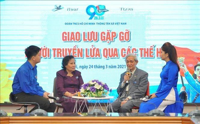 Giao lưu với cán bộ Đoàn thanh niên TTXVN qua các thế hệ. Ảnh: Minh Đức - TTXVN