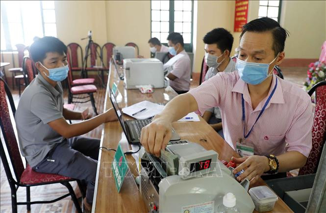 Làm thủ tục vay vốn tại điểm giao dịch xã Ngô Xá, huyện Cẩm Khê (Phú Thọ). Ảnh: Trần Việt - TTXVN