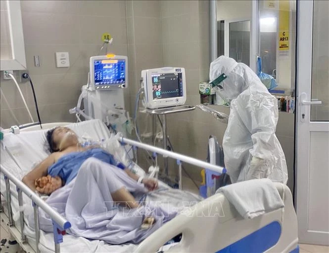 Tiếp tục phân luồng điều trị cho các bệnh nhân COVID-19. Ảnh: TTXVN 