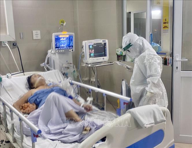 Tiếp tục phân luồng điều trị cho các bệnh nhân COVID-19. Ảnh: TTXVN 