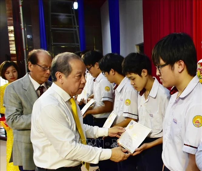 Đại học Sư phạm Huế tổ chức Lễ trao học bổng Vallet năm 2020 cho học sinh, sinh viên trên địa bàn tỉnh. Ngoài ra, Quỹ học bổng còn hỗ trợ cho sinh viên đi học tại Pháp . Ảnh: Mai Trang-TTXVN