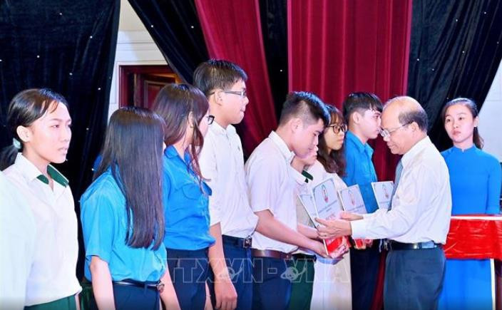 Trao học bổng cho các học sinh có hoàn cảnh khó khăn. Ảnh: Hồng Hiếu - TTXVN