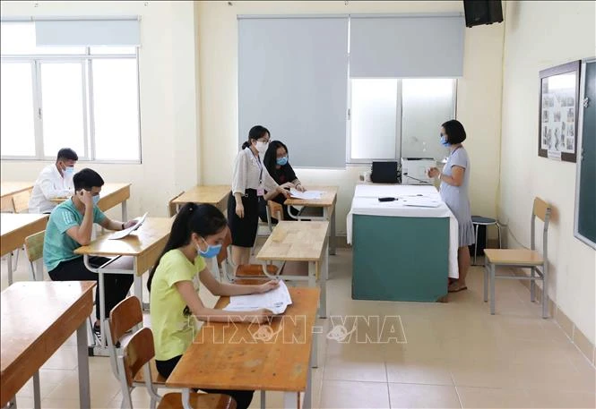 Thí sinh thi tốt nghiệp THPT 2020 đợt 2 làm thủ tục dự thi tại điểm thi Trường THPT Việt - Đức (quận Hoàn Kiếm, Hà Nội). Ảnh: Thanh Tùng - TTXVN