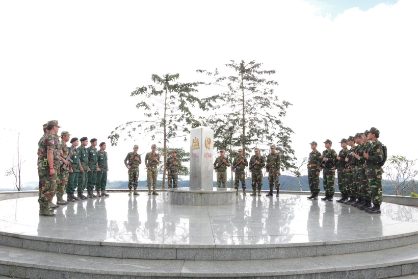 Lực lượng Biên phòng tỉnh Kon Tum phối hợp với lực lượng bảo vệ biên giới của Lào, Campuchia tuần tra, kiểm soát, đảm bảo an ninh tại khu vực ngã ba biên giới thuộc xã Pờ Y (huyện Ngọc Hồi). Ảnh: Khoa Chương - TTXVN 