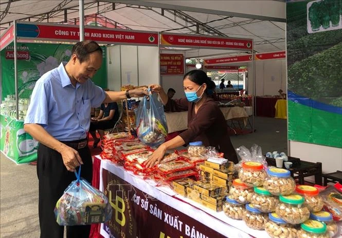 Người dân thăm quan và mua sắm tại điểm giới thiệu và bán sản phẩm OCOP. Ảnh: Phương Anh-TTXVN