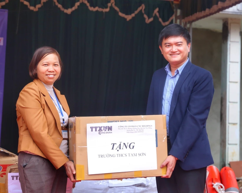 Công đoàn TTXVN cùng các nhà hảo tâm tặng các phần quà cho trường THCS Tam Sơn. Ảnh: Tuấn Đức - TTXVN 