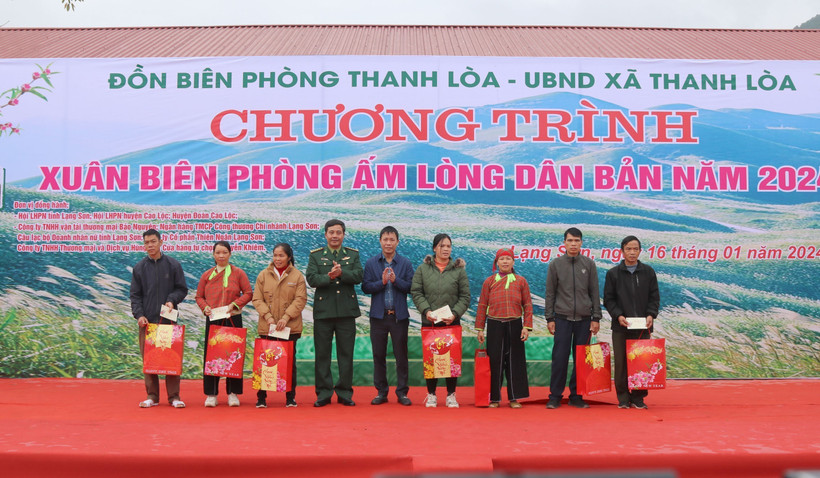 Đại diện các hộ gia đình có hoàn cảnh khó khăn nhận quà từ chương trình. Ảnh: Quang Duy – TTXVN 