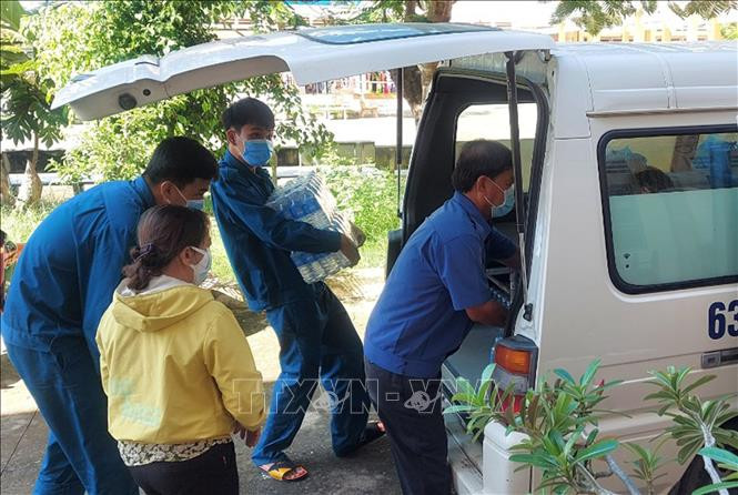 Ủy ban Mặt trận Tổ quốc các địa phương là đầu mối tiếp nhận hàng hóa đóng góp và phân phối đến các khu cách ly. Ảnh: Hữu Chí – TTXVN 