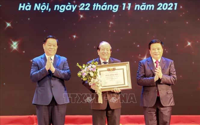 Giám đốc Học viện Chính trị Hồ Chí Minh, Chủ tịch Hội đồng Lý luận Nguyễn Xuân Thắng và Trưởng Ban Tuyên giáo Trung ương Nguyễn Trọng Nghĩa và trao Chứng nhận mức A cho tác giả Hữu Thỉnh với tác phẩm sách "Bến văn và những dòng sông". Ảnh: Tuấn Đức – TTXV