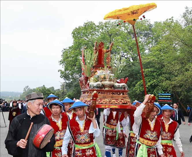 Đoàn rước kiệu dâng lễ vật hương, hoa, bánh chưng, bánh giầy gắn liền với những truyền thuyết về vua Hùng trong lễ giỗ Tổ năm 2021. Ảnh: Thống Nhất/TTXVN 