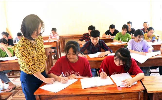 Cô và trò trường THCS Trần Kim Xuyến miệt mài học tập. Ảnh: Công Tường-TTXVN