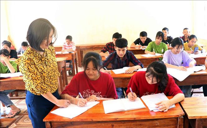 Cô và trò trường THCS Trần Kim Xuyến miệt mài học tập. Ảnh: Công Tường-TTXVN