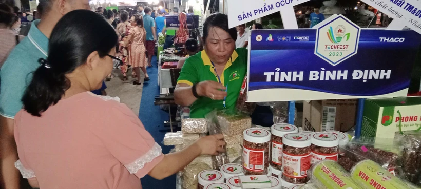 Giới thiệu sản phẩm OCOP tiêu biểu của các địa phương tại Ngày hội Khởi nghiệp sáng tạo tỉnh Quảng Nam lần thứ 4. Ảnh: Đoàn Hữu Trung - TTXVN