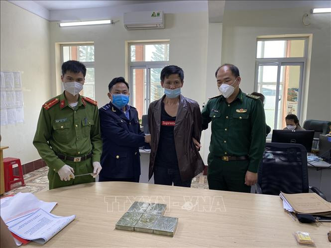 Đối tượng La Đức Thuận (sinh năm 1967, trú tại thị trấn Trùng Khánh, huyện Trùng Khánh, tỉnh Cao Bằng) bị bắt vì hành vi vận chuyển, mua bán trái phép chất ma túy. Ảnh: TTXVN phát 