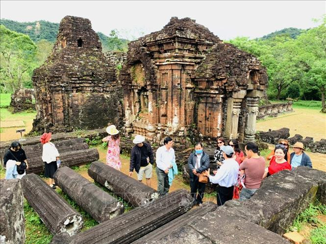 Mỗi ngày có khoảng 10 đoàn khách đến tham quan Di sản Văn hóa thế giới Mỹ Sơn. Ảnh: Đoàn Hữu Trung - TTXVN 