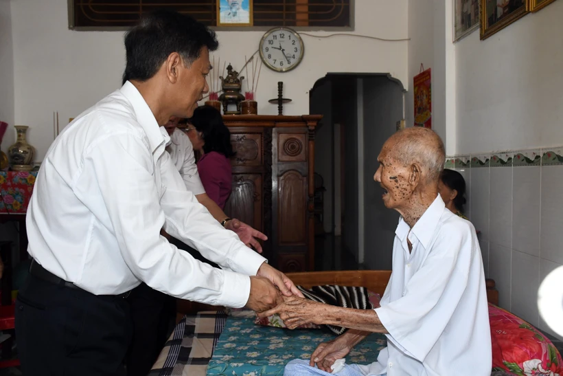 Bí thư Tỉnh ủy Lâm Văn Mẫn đến thăm, tặng quà gia đình chính sách tại thành phố Sóc Trăng. Ảnh: Tuấn Phi-TTXVN 