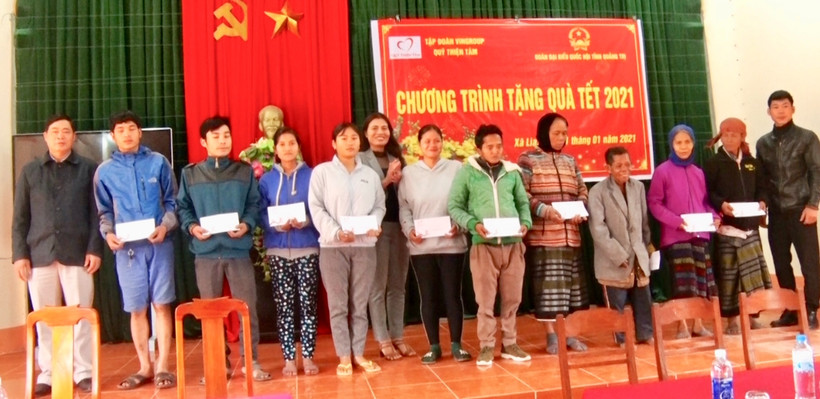 Đoàn Đại biểu Quốc hội tỉnh Quảng Trị trao quà Tết cho người dân xã Lìa, xã Thuận và xã Hướng Tân huyện Hướng Hóa. Ảnh :huonghoa.quangtri.gov.vn