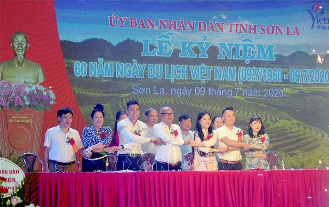 Đại diện các doanh nghiệp tiêu biểu của tỉnh Sơn La ký cam kết hưởng ứng chương trình kích cầu du lịch. Ảnh: Quang Quyết-TTXVN