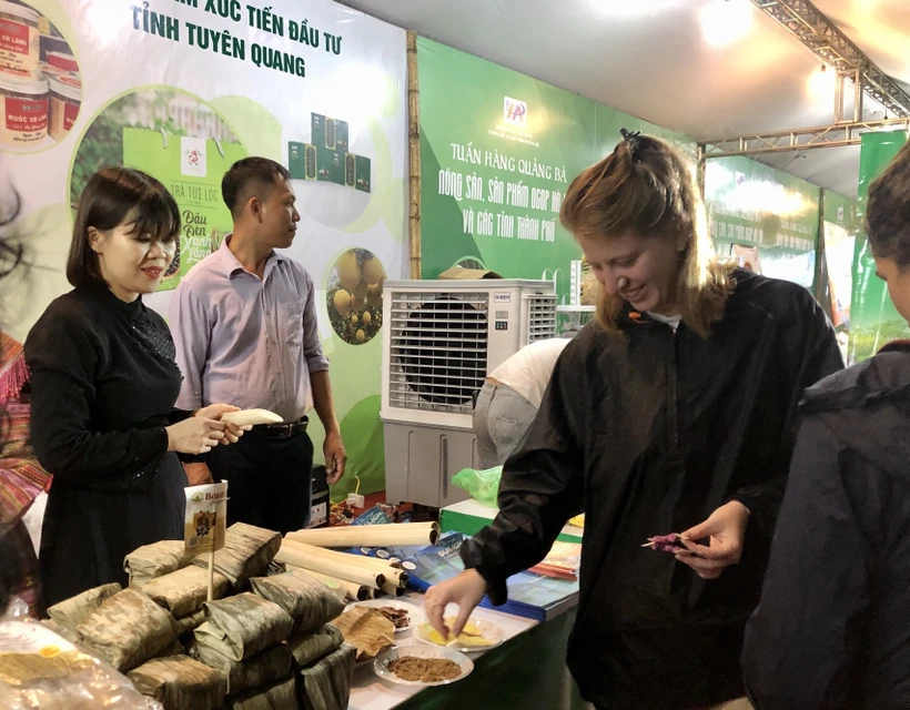 Du khách háo hức thử các món ăn tại “Tuần hàng Quảng bá nông sản, sản phẩm OCOP Hà Nội và các tỉnh, thành phố năm 2022” 