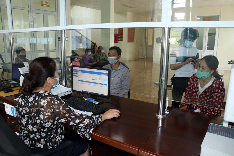 Người dân đến đăng ký mua thẻ bảo hiểm y tế tại Bảo hiểm xã hội huyện Yên Châu, tỉnh Sơn La. Ảnh: Hữu Quyết - TTXVN 