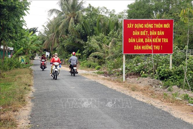 Đường giao thông nông thôn trên địa bàn xã Vĩnh Phước A, huyện Gò Quao đã được trải nhựa. Ảnh: Lê Huy Hải - TTXVN 