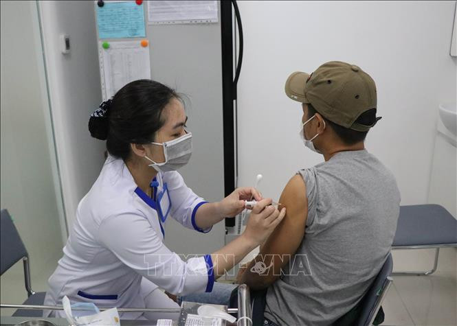 Người dân chủ động tiêm chủng vắc xin phòng bệnh bạch hầu. Ảnh: Tuấn Anh – TTXVN