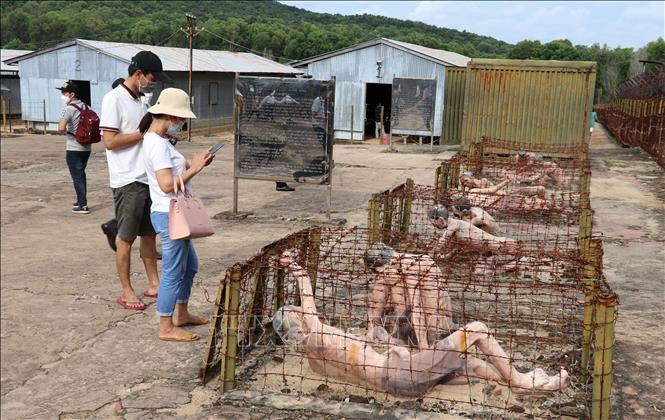 Khách du lịch tham quan Di tích Quốc gia đặc biệt Trại giam Phú Quốc. Ảnh: Lê Huy Hải - TTXVN 
