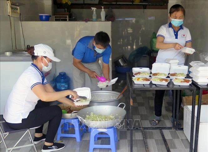 Bếp nhà từ tâm thuộc Trung ương Hội Liên hiệp Thanh niên Việt Nam, mỗi buổi nấu từ 150 đến 200 suất ăn cho lực lượng tuyến đầu. Ảnh: Xuân Triệu - TTXVN
