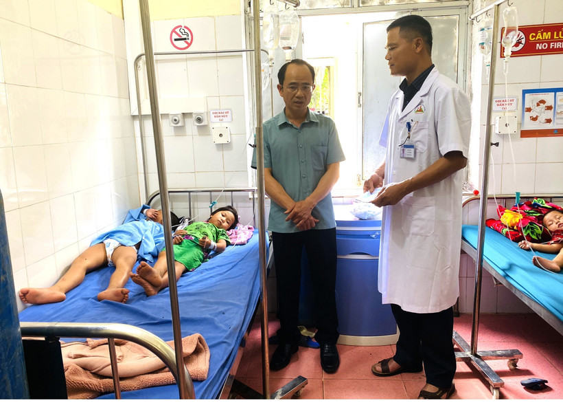 Đồ ăn vặt được bày bán trước cổng trường. Ảnh: baocaobang.vn