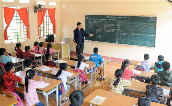 Các em học sinh điểm trường Củ Sát, Trường tiểu học Mường Khiêng 1 học trong phòng học mới khang trang, sạch đẹp. Ảnh: Quang Quyết-TTXVN 