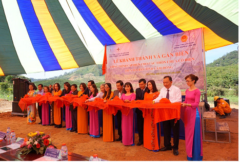 Các đại biểu cắt băng khánh thành công trình cấp điện cho 7 thôn cuối cùng tỉnh Lâm Đồng. Nguồn: evn.com.vn