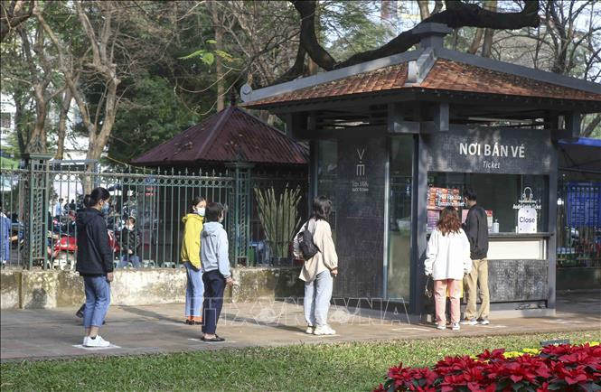 Hàng người mua vé vào Văn Miếu được giãn cách theo quy định. Ảnh: Tuấn Đức - TTXVN