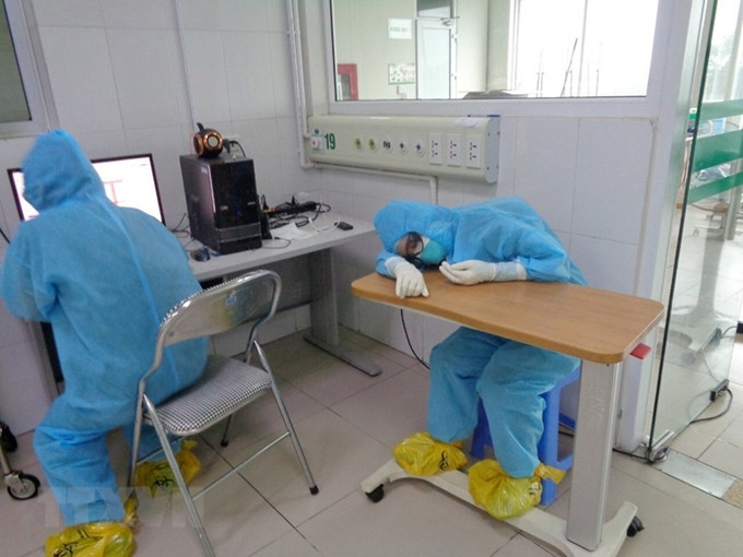 Hình ảnh những bác sỹ, nhân viên y tế tranh thủ chợp mắt ngay tại nơi làm việc khiến ai nấy không khỏi nao lòng và thêm trân trọng những công lao đóng góp của họ cho sức khỏe nhân dân. Ảnh: TTXVN