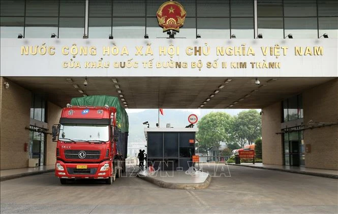 Hoạt động xuất nhập khẩu tại Cửa khẩu quốc tế đường bộ số II Kim Thành sáng 26/4. Ảnh: Quốc Khánh - TTXVN 