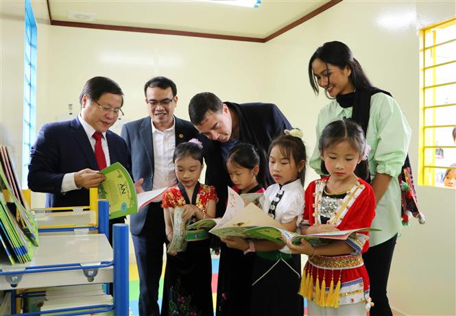 Trao tặng thư viện thân thiện cho học sinh vùng cao Lai Châu