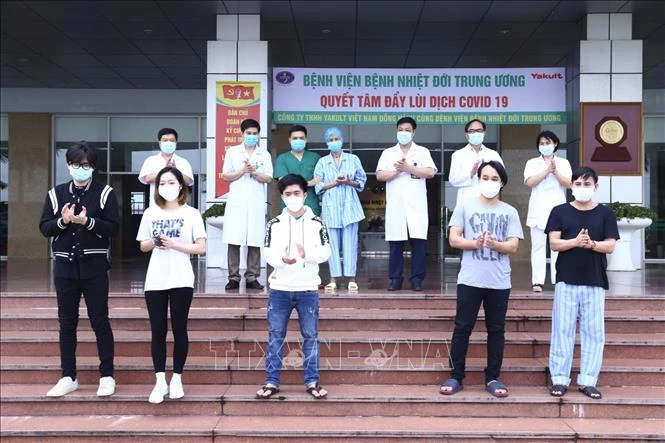 Thêm 6 bệnh nhân mắc COVID-19 được công bố khỏi bệnh