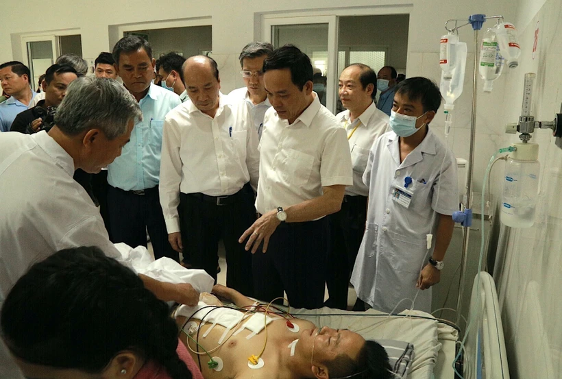 Phó Thủ tướng Chính phủ Trần Lưu Quang đến thăm hỏi, động viên hai cán bộ Công an xã Ea Ktur bị thương trong vụ nhóm người chưa xác định đầy đủ danh tính dùng súng tấn công trụ dùng súng tấn công trụ sở UBND xã Ea Tiêu và xã Ea Ktur (huyện Cư Kuin, Đắk Lắ
