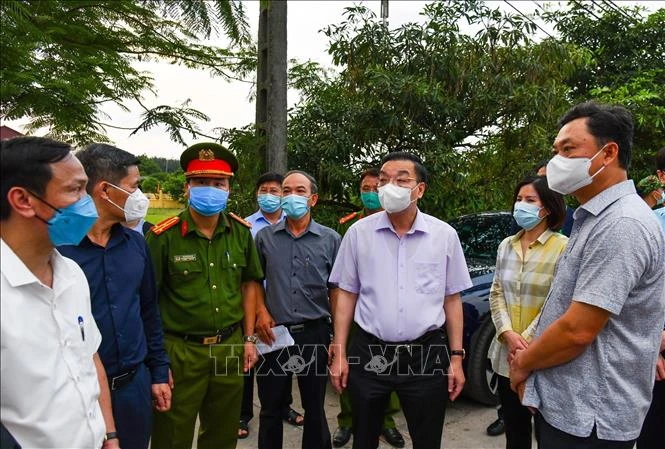 Chủ tịch UBND TP Hà Nội Chu Ngọc Anh kiểm tra công tác khoanh vùng dập dịch tại xã Kim Sơn (Gia Lâm). Ảnh: TTXVN phát