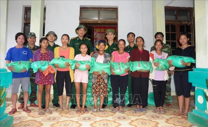 Bộ Chỉ huy Bộ đội Biên phòng Quảng Bình tặng gạo cho nhân dân đồng bào Rục ở xã Thượng Hóa, huyện Minh Hóa, tỉnh Quảng Bình. Ảnh: Võ Dung - TTXVN
