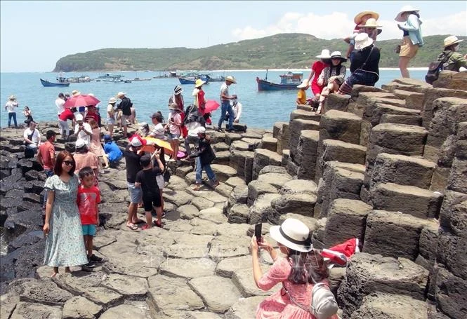 Gành Đá đĩa luôn là điểm tham quan hấp dẫn du khách khi đến Phú Yên. Ảnh: Xuân Triệu - TTXVN