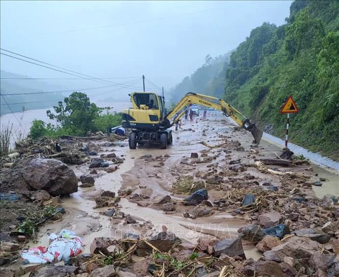 Phương tiện khắc phục một điểm sạt lở trên đường Quốc lộ 9. Ảnh: TTXVN phát