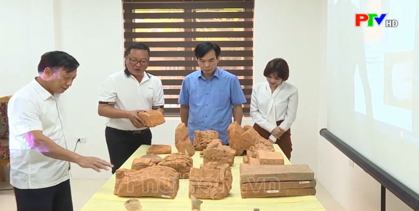 Một số đồ gốm trên một ngôi mộ Chum. Ảnh: Đinh Hương - TTXVN 