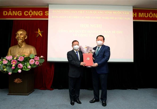 Đồng chí Nguyễn Trọng Nghĩa, Bí thư Trung ương Đảng, Trưởng Ban Tuyên giáo Trung ương trao Quyết định của Ban bí thư Trung ương cho đồng chí Đỗ Hồng Quân. Ảnh: TTXVN phát 