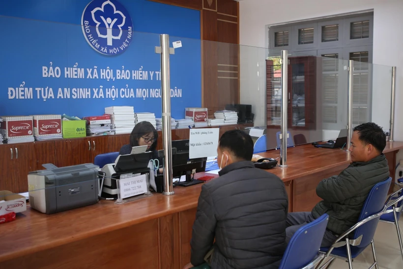 Người dân đến trụ sở của Bảo hiểm xã hội Việt Nam tại huyện Tam Đường (Lai Châu) tham gia BHYT. Ảnh: Quý Trung – TTXVN 