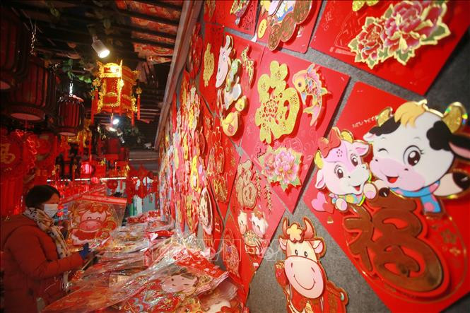 Đồ trang trí chào đón Tết Nguyên đán được bày bán tại khu chợ ở Dương Châu, tỉnh Giang Tô, Trung Quốc, ngày 16/1/2021. Ảnh: THX/ TTXVN