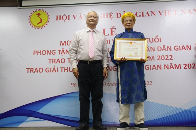 GS.TS Lê Hồng Lý trao tặng danh hiệu Nghệ nhân Dân gian Việt Nam cho nghệ nhân Vũ Quang Liên. Ảnh: daidoanket.vn